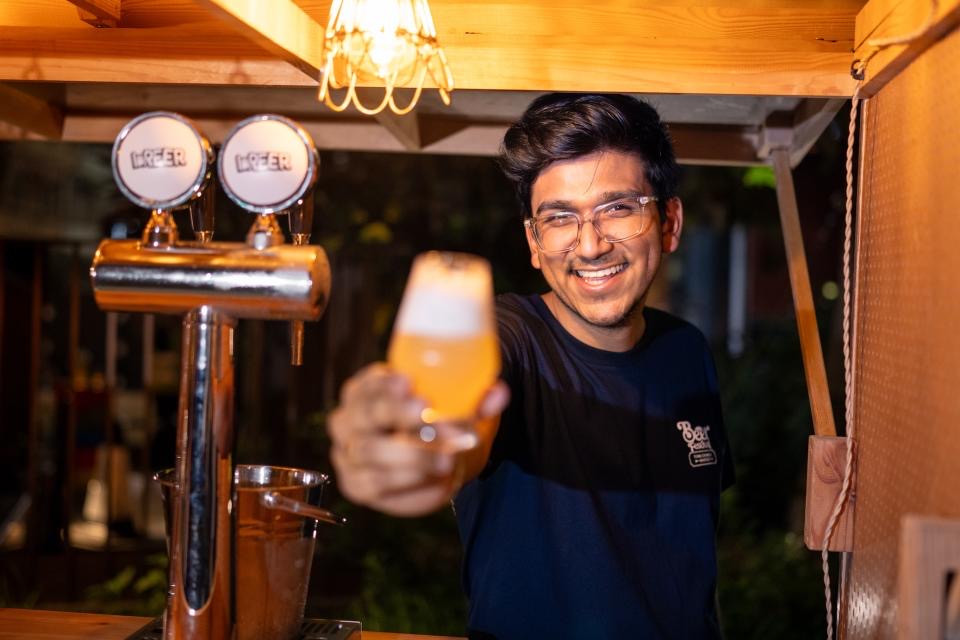 Naman Tekriwal pouring a Breer beer from the tap